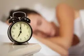 大家被“8小时睡眠论”骗了？60岁后，最佳睡眠时间应是多久？图片