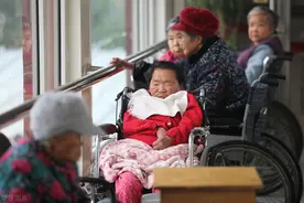 77岁老人：住进养老院1年后才明白，养老院并非是晚年最好的归宿图片