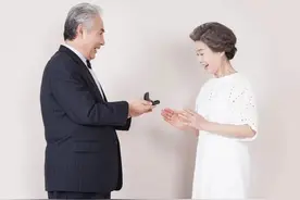 60岁的单身阿姨，分享自己的特殊养老方式：不领证、不搭伙图片