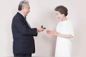 60岁的单身阿姨，分享自己的特殊养老方式：不领证、不搭伙图片