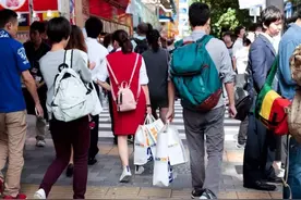 大量日本游客涌入中国，嘴上说着来旅游，却白酒不离手，咋回事？图片