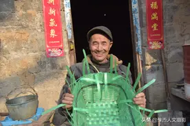 76岁大叔蹲老婆儿堆里半小时，悟出来独门手艺，每天能挣40块钱图片