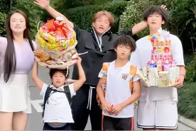 冉莹颖被气哭！她给14岁大儿子送儿童节礼物，轩轩尴尬到当场逃离图片