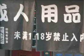正惊GIF：直男的倔强，站台阶上和美女比身高，反被模特身材鄙视图片