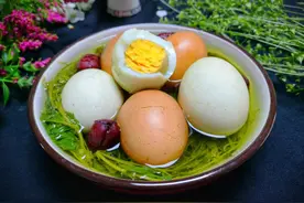 每年三月三，我都会用荠菜煮鸡蛋，人称“赛灵丹”，好运一整年图片