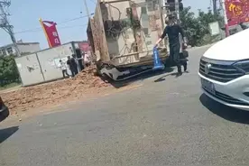 河南郑州一土方车侧翻压扁越野车，4人全遇难，要担什么法律责任图片