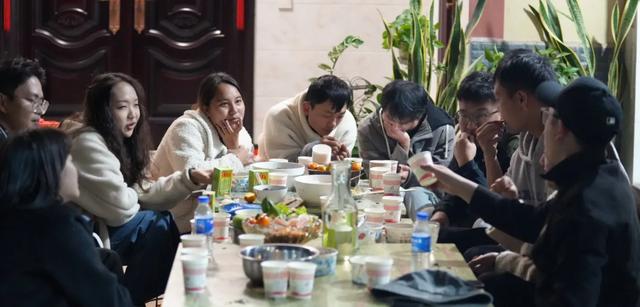 男子中缅边境旅游被邀请参加杀猪宴