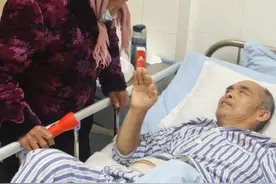 洛阳95岁老人连夜看望住院的70岁儿子，一声“妈”令人破防图片