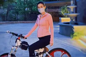 卢靖姗挺7个月孕肚夜骑！穿紧身衣豪宅内骑行，四肢纤细肚大如箩图片