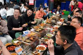 北京一家三口去淄博吃烧烤，结账时直呼：连酒带肉真是意想不到图片