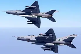 巴基斯坦阅兵展示歼10，前一天曾发生战机坠毁，不排除中国型号图片