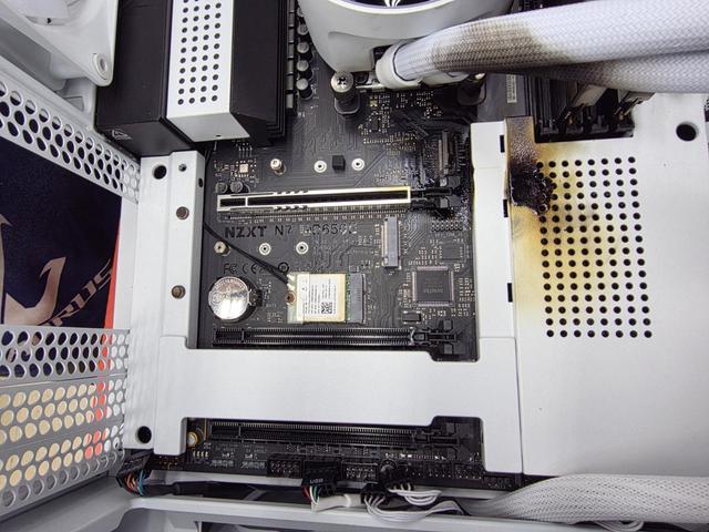 玩《战地风云6》游戏时RTX 5090显卡突发起火：PCB烧熔严重