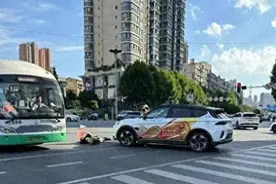 萝卜快跑撞到行人后续：百度回应，出租车司机举报，乘客却支持图片