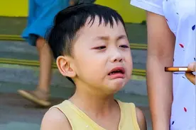 五岁小男孩爱哭不好哄，不是孩子太敏感，可能是父母疏忽了一件事图片
