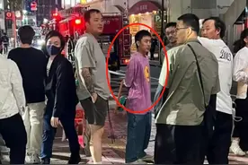 秦奋与男友人日本街头遛弯，半袖盖大腿身材五五分，被嘲不足1米6图片