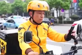 51岁银行行长姚志刚，创业失败转行送外卖，他说：我很享受图片