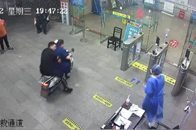 泉州：救人又帮送外卖，这个“蓝朋友”真帅图片