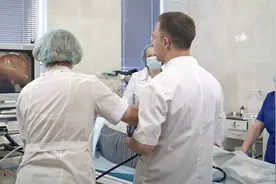 小伙到医院做胃镜检查发生了坠床，结果此后十年再也未离开医院图片