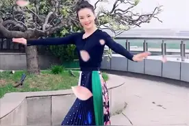 49岁王艳在2亿豪宅花园里跳舞，穿印花裙+扎丸子头，没野心照样美图片