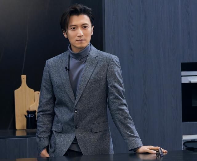 谢霆锋多大年龄,42岁谢霆锋近况令人担心,体型突然消瘦了很多,下巴