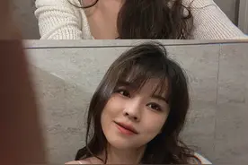 关掉所有美颜特效之后，沫子大方晒素颜照，拍摄地点信息量太大图片