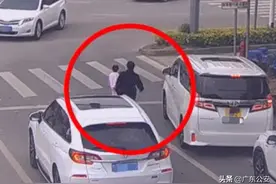 惊险一幕！小女孩骑滑板车穿梭车流中，她飞奔一把抱住！图片