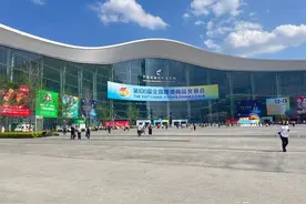 众多酒类新品亮相糖酒会，机械臂调酒、白酒咖啡......酒企花式玩法知多少？图片