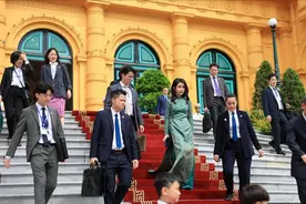 韩第一夫人首次穿越南奥黛惊艳了！东方气质很绝，越南夫人更温婉图片