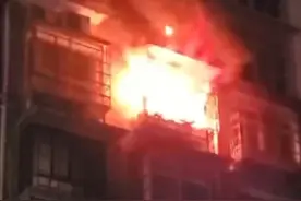 湖南株洲：深夜一居民家中突发大火，消防员火场救人后抱出吓傻的狗狗图片