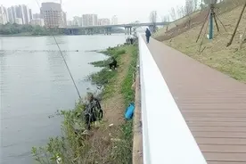 章江右岸有人“跨栏”钓鱼 江堤旁绿植被垂钓者踩出“便道”图片