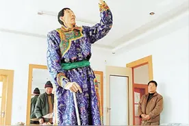 中国第一巨人鲍喜顺，不顾医生建议冒险生子，如今儿子身高1.7米图片