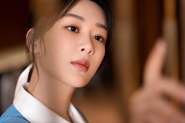 杨紫直播造型变身职场优雅lady 淡蓝穿搭勾勒怡然清姿-北斗星百科网