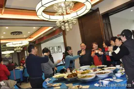 办酒席时，什么样的祝酒词，才显得彬彬有礼？行家：谨记这3句图片