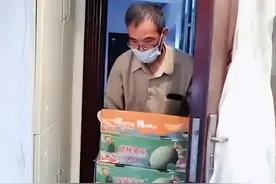 上海67岁丈夫给45岁妻子买水果，回家后的话让人乐了：累死宝宝了图片