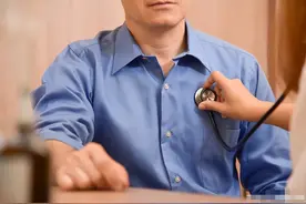 男子晚上肚子疼，查出肝癌？肝癌来临前，睡觉会有表现吗？图片