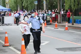 高考第一天——考生很急 民警很忙图片