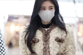 159cm的鞠婧祎真会穿，棕色短款外套配牛仔裤，打造高挑感，超靓图片