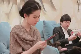 真正眼光好的女人，一条围巾就能穿出高级感，看看刘亦菲你就懂了图片