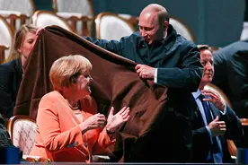 普京的绅士风度：2013年给默克尔披毛毯，铁娘子受宠若惊羞红了脸图片