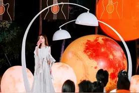 央视重阳晚会：希林娜依高美、李斯丹妮飒，黄霄雲仙，白举纲帅图片