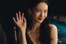 《孤注一掷》：出场就把男二看呆，这才是赌片“荷官”该有的颜值图片