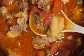 男孩暑假回姥姥家，只待了三天就被撵走，看他吃饭姥爷一脸愁容图片