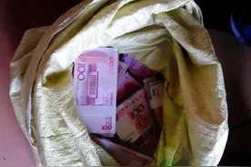 2015年，辽宁老俩口将162万现金藏在床底，回家后发现被洗劫一空图片