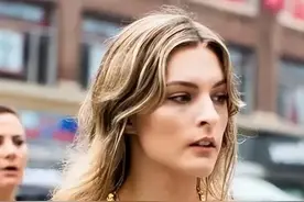 穿上小吊带，闪闪惹人爱图片