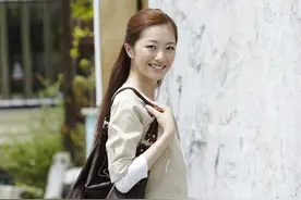 女友第一次来我家做客，因为一条2000块的裙子，我妈和女友闹僵了图片