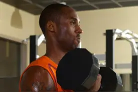 科比当年被誉为“小马龙”，那他的肌肉有多强？5张照片告诉你图片