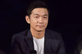 著名演员邢佳栋：我这辈子最正确的决定，就是娶了一个平凡的妻子图片