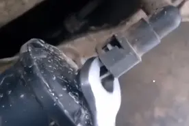 修理工真是个人才！遇到这种油管接头，一把开口扳手搞定图片