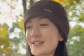 谢娜带3个女儿划船捕鱼，素颜皮肤水嫩透亮，紧搂孩子打扮低调图片