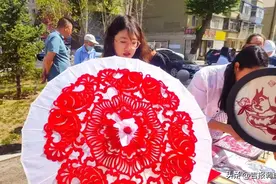剪刀纷飞裁吉祥，吉林省社区老年大学带着非遗剪纸走进义和社区图片